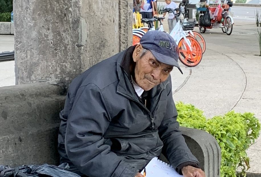 México se solidariza con situación de abuelito que vende dibujos para sobrevivir.