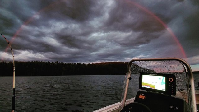 Insólito: pescador comparte fotos de un arcoíris rojo.