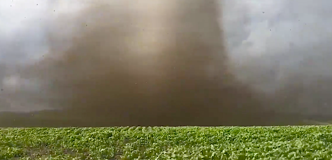 ¡De película! Cazador de tornados logra imágenes impactantes en Minnesota.