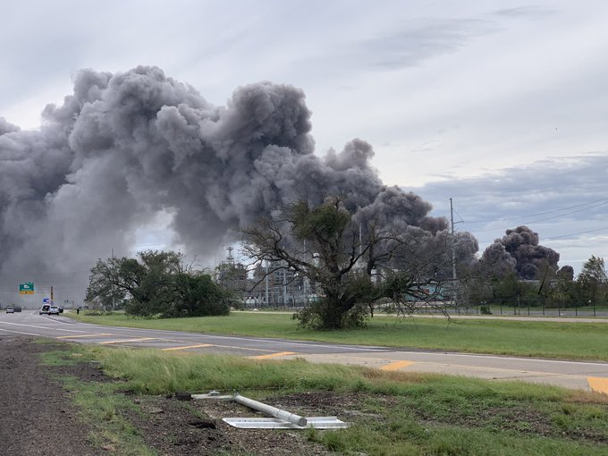 Incendio en planta de químicos en Luisiana, lanza humo de cloro venenoso.