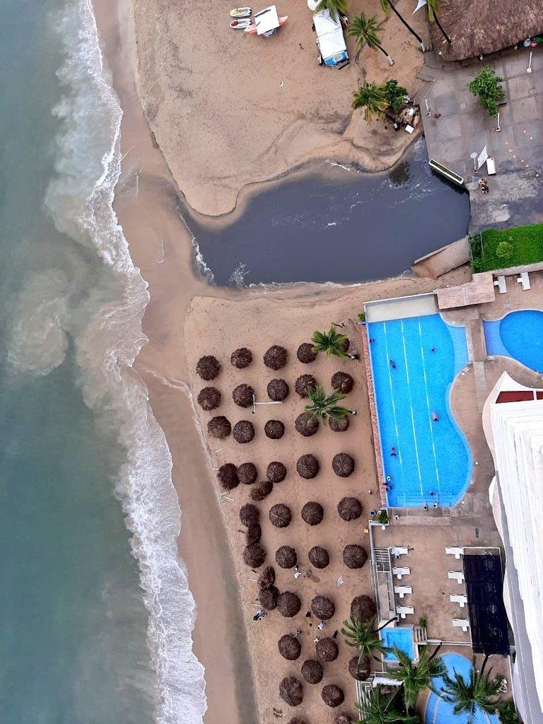 Por segunda ocasión, vierten aguas negras en playas de la bahía de Acapulco, Guerrero.