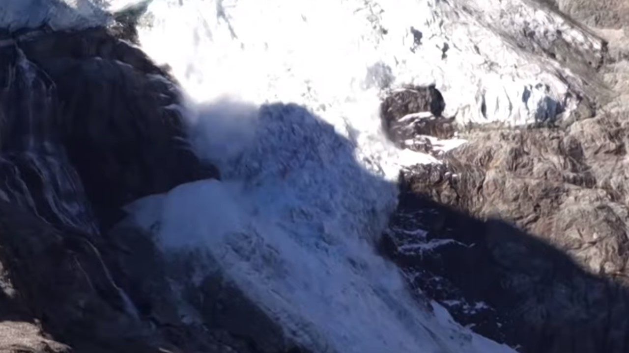 Se derrumba el glaciar Tourtemagne en los Alpes Peninos de Suiza.