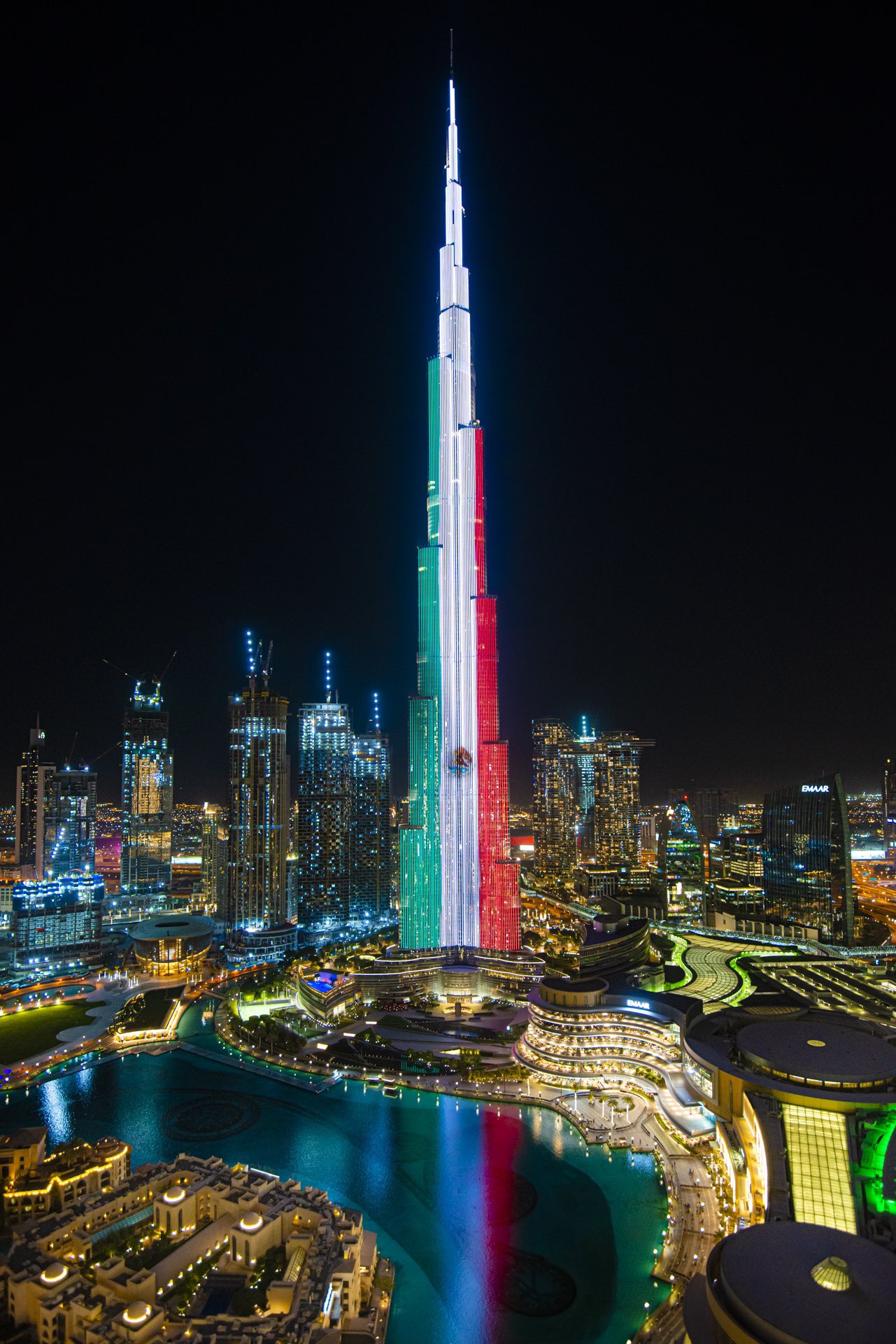 El edificio más alto del mundo, iluminado con los colores de la bandera de México.