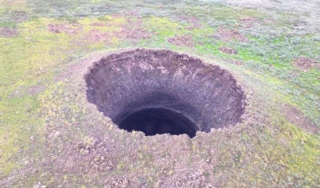 Nuevo cráter gigante de 50 metros de profundidad en el permafrost de Siberia.