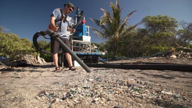Jóvenes fabrican aspiradora gigante para eliminar micro plásticos de las playas.