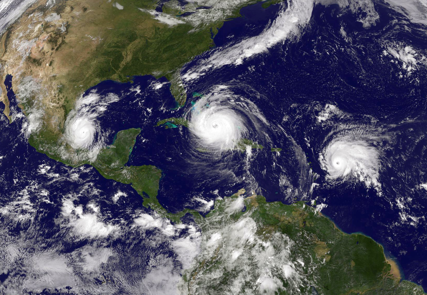 Fuerte actividad ciclónica en el Océano Atlántico: huracán Paulette se dirige a Bermudas.