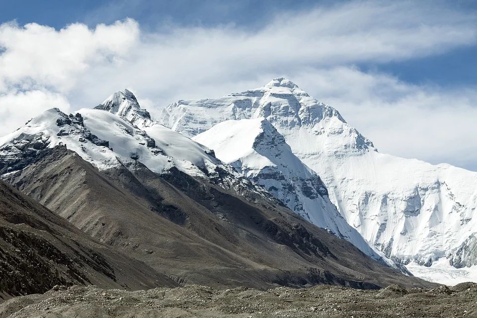 El deshielo del Monte Everest por el calentamiento global deja cuerpos al descubierto.