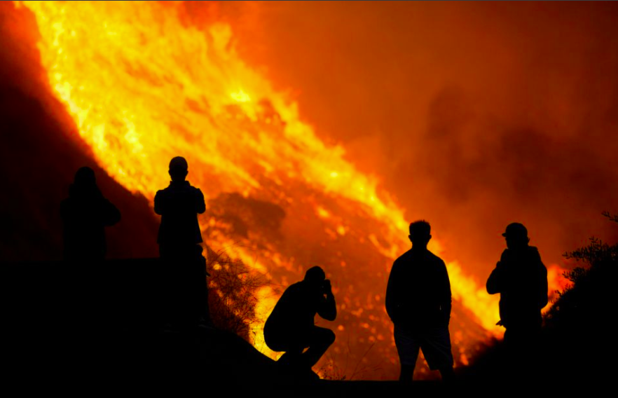 Los nuevos incendios forestales de California obligan a evacuar a 100,000 personas.