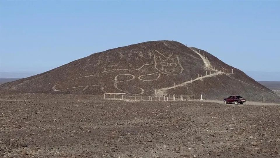 Descubren nuevo geoglifo en Nazca: un felino de 37 metros y 2 mil años.