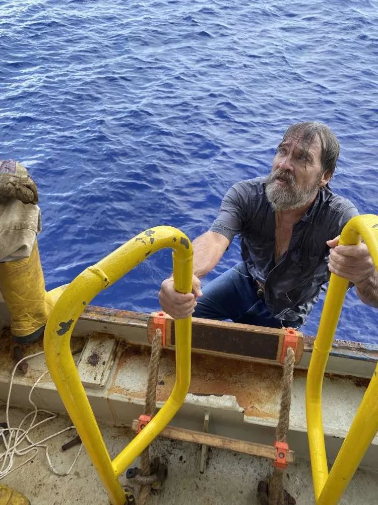 Navegante desaparecido es encontrado aferrado a un bote.