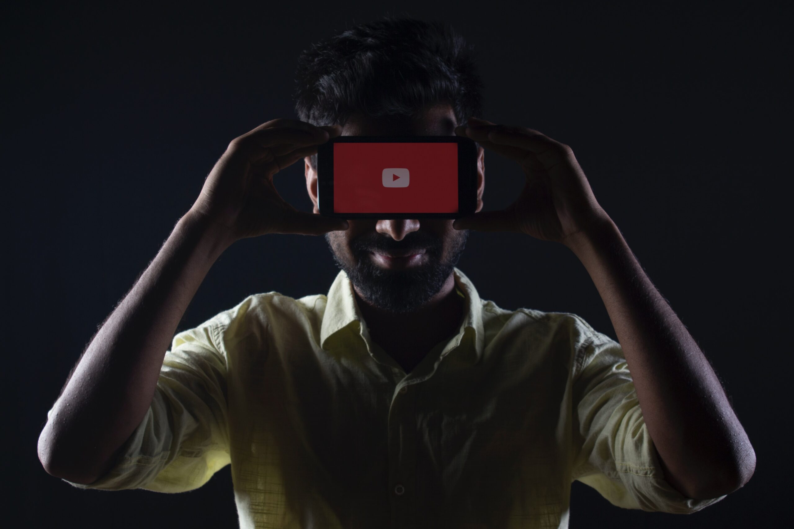 YouTube agrega más anuncios pero no pagará a todos los creadores.