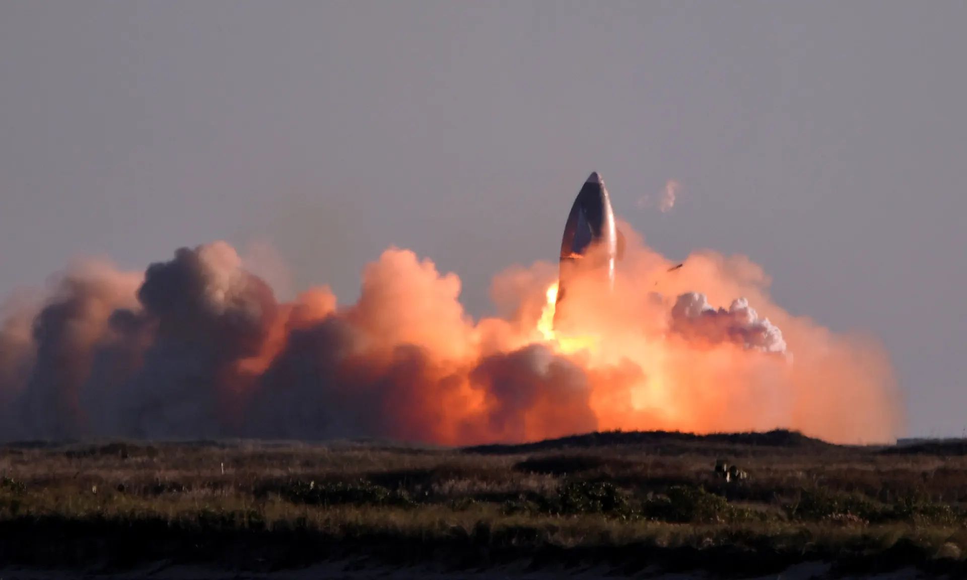 Cohete Starship de SpaceX explotó al intentar aterrizar.