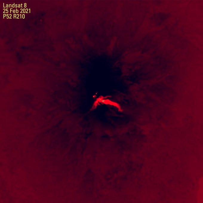 Etna y sus ardientes erupciones captadas desde el espacio.