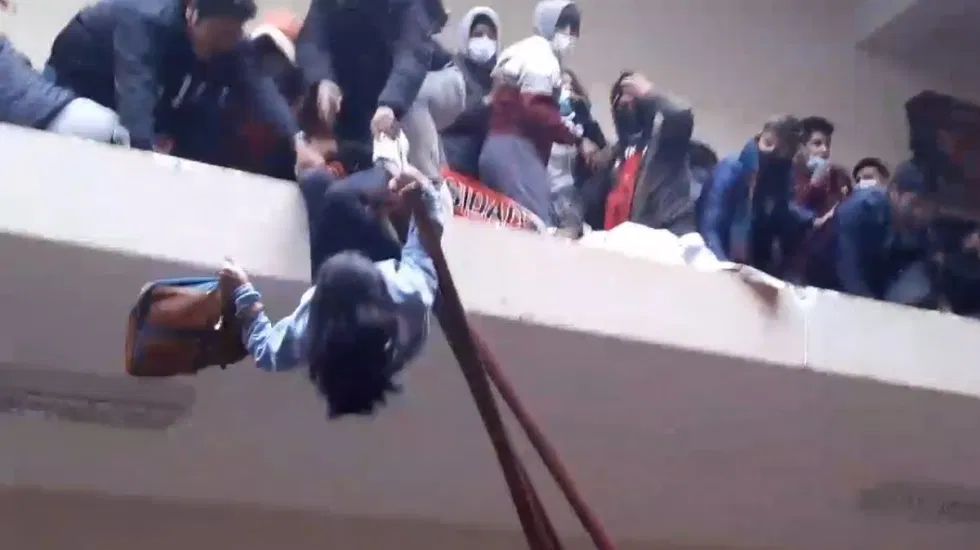 Estudiantes caen al vacío en universidad de Bolivia. Video Extremo.