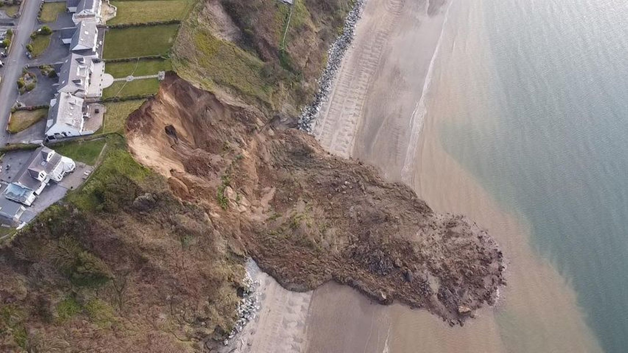 Playa de Nefyn: la tierra se abre, deslizamiento causa destrozos.