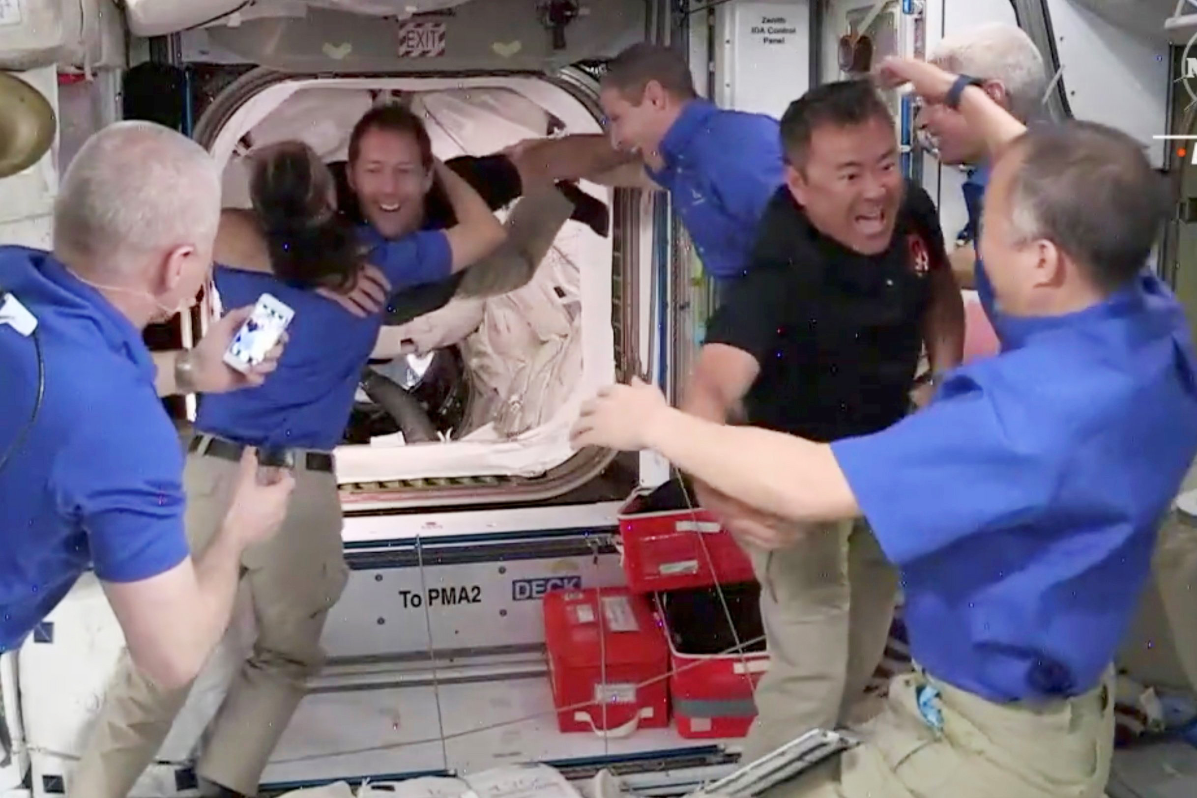 Astronautas llegaron a la EEI a bordo de cápsula Endeavour.