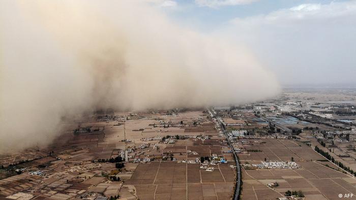 Tormenta de arena envuelve ciudad china en la provincia de Gansu.