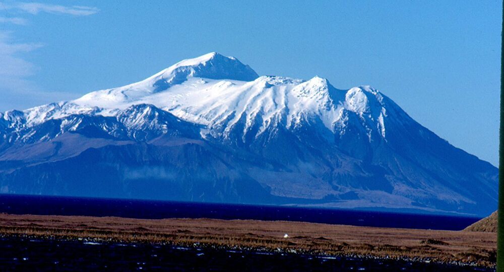 Volcán Great Sitkin entró en erupción en Alaska, Estados Unidos.