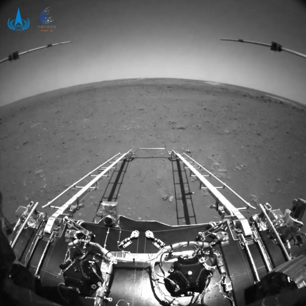 Rover Zhurong de China envía sus primeras fotos desde Marte.