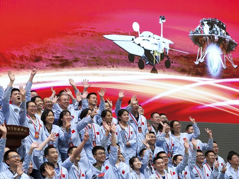 China aterrizó en Marte por primera vez y se suma al lanzamiento el mes pasado de la sección principal de lo que será una estación espacial permanente en la órbita de la Tierra.