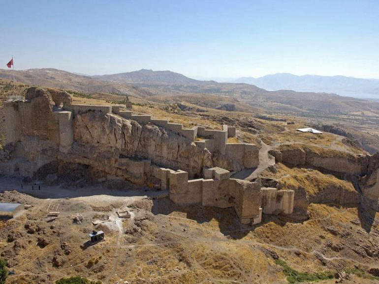 Castillo enterrado de una rara civilización es descubierto.