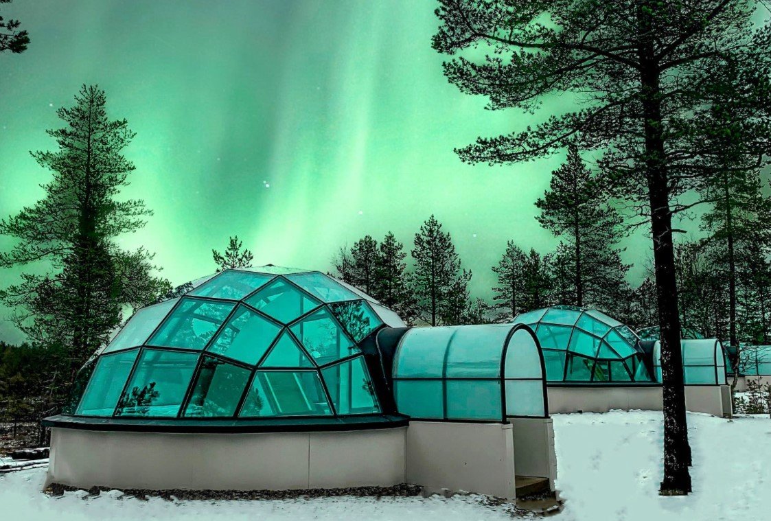 Iglús de cristal para ver las auroras boreales en Finlandia.