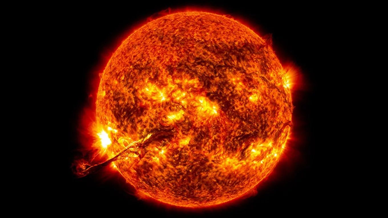 Una erupción solar provocará una tormenta geomagnética que caerá sobre Tierra. Podría causar problemas a las redes eléctricas y de telecomunicaciones.