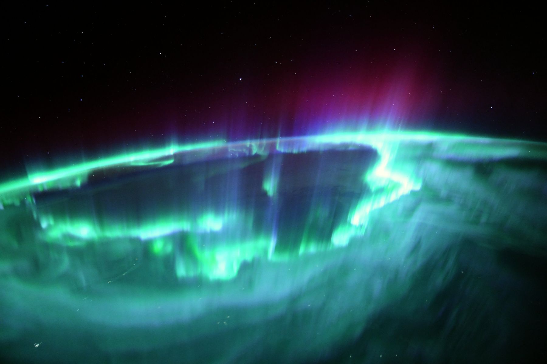 Auroras boreales son captadas desde el espacio por astronauta.