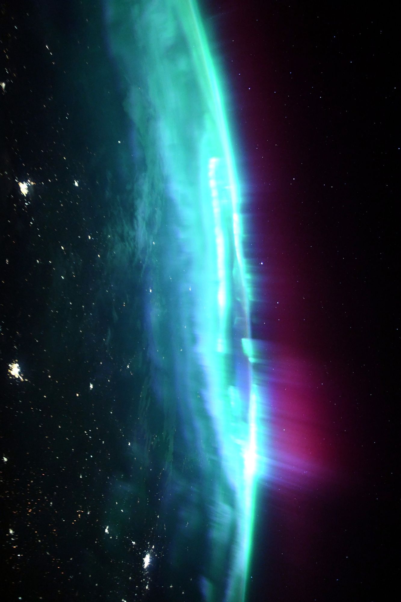 Auroras boreales son captadas desde el espacio por astronauta.