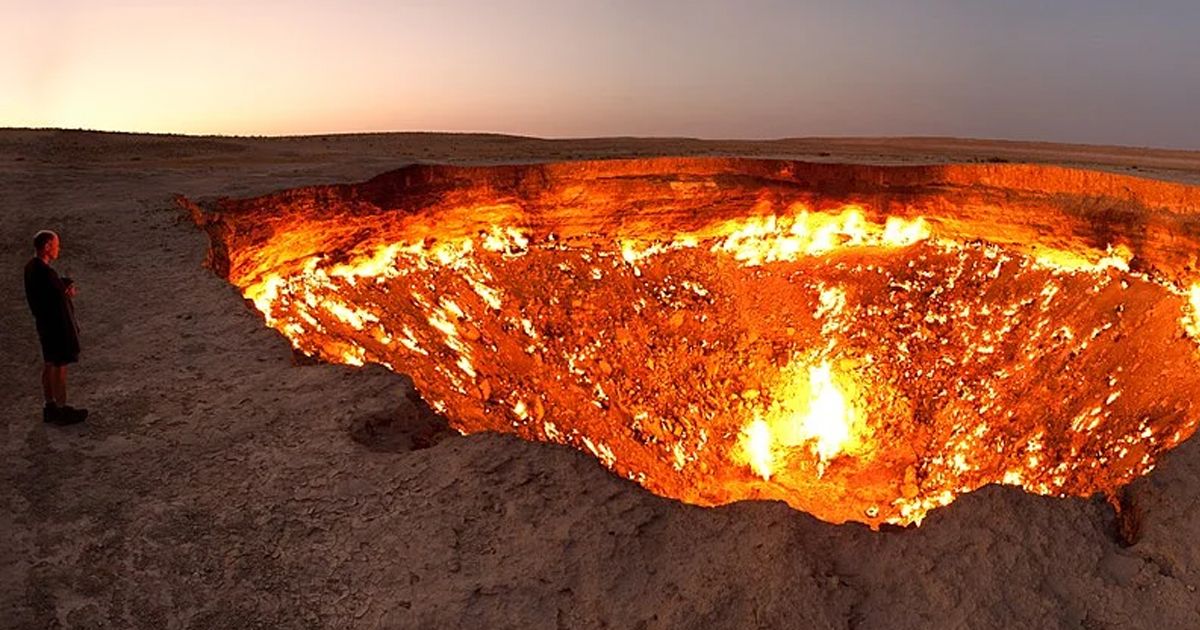Pozo de Darvaza: las puertas del infierno arrojando fuego por décadas.