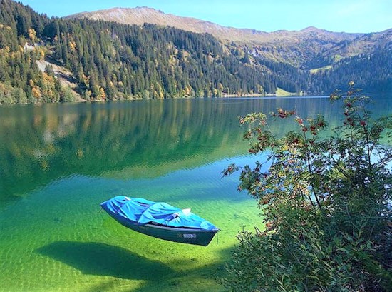 Conoce el lago más transparente del mundo, donde no se puede nadar.