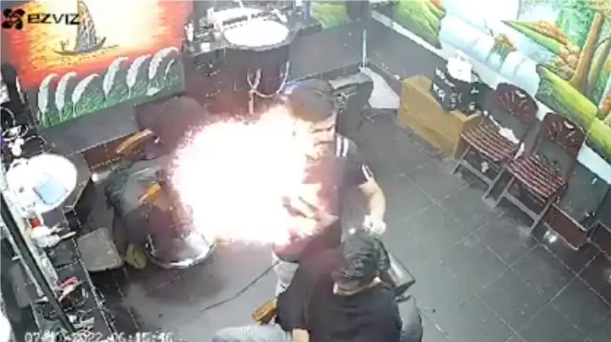 Secadora de cabello provoca explosión. Fallecen dos personas (video).