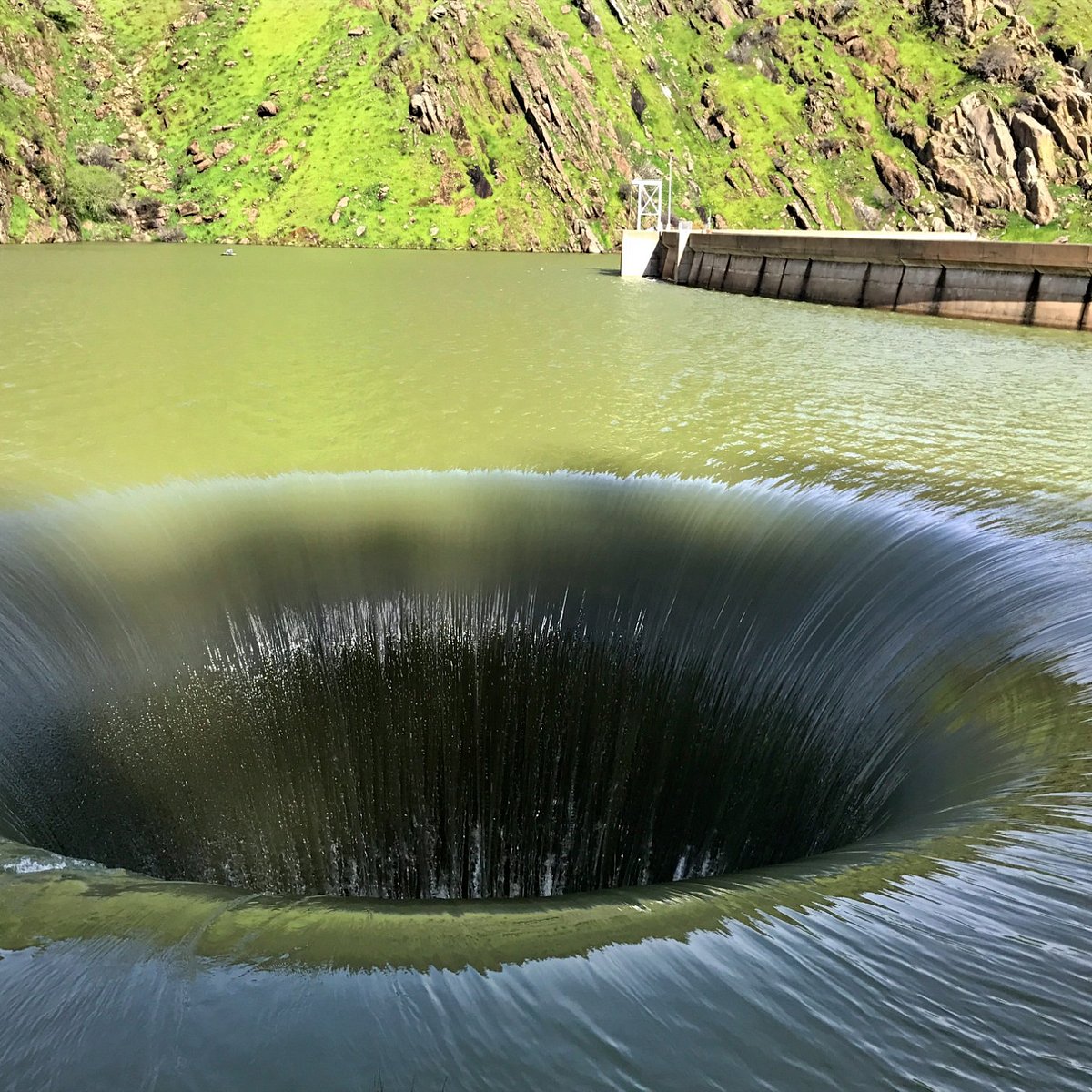 Misterioso y aterrador «agujero del infierno» aparece en un lago.