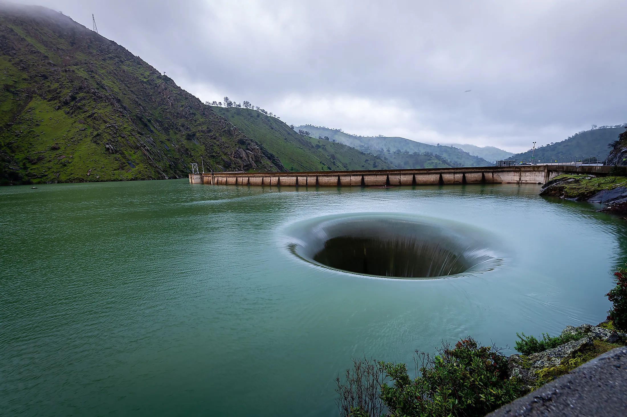 Misterioso resuelto del aterrador «agujero del infierno» aparece en un lago.