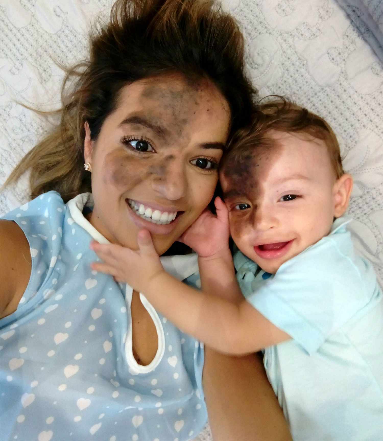 Mamá se dibuja la marca de nacimiento de su hijo en el rostro.
